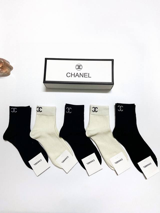 配包装 一盒5双 Chanel 香奈儿 精梳棉中筒袜 短筒袜 Ins爆款 专柜在售ing 好看到爆炸 酷妹潮人必不能少的专柜代购品质 巨好穿 搭配起来超高逼格